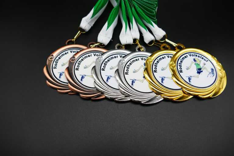 Medaillen in Bronce, Silber und Gold mit gedrucktem Metallemblem